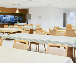 中・大型店に食堂設置